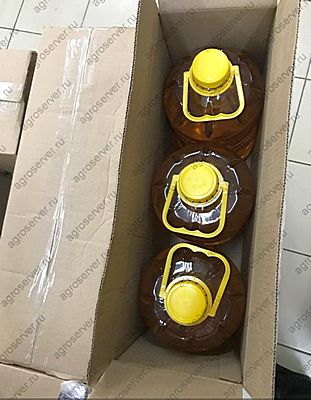 Упаковка бутылок с подсолнечным маслом в картонные коробки